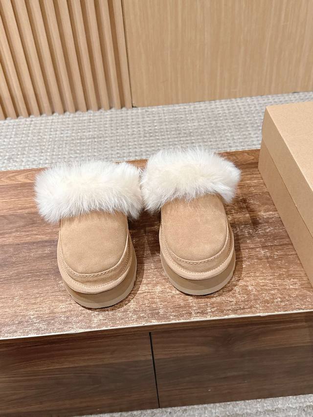 Ugg 油叽叽蒂茨库特秋冬新款女士休闲经典毛毛短靴半拖 Ugg 秋冬新出的秋冬“踩云级”本命短靴，适配所有慵懒系穿搭～羊皮毛一体把双脚裹进暖呼呼的温柔里，厚底悄