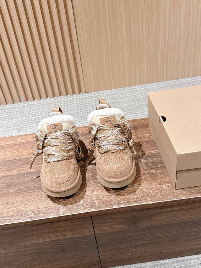 Ugg 油叽叽秋冬新款棉鞋雪地靴棉鞋 作为的领军品牌，这双新款同样延续了其一贯的舒适理念，穿在脚上轻盈自在，仿佛踩在了云朵上一般。而且，它的鞋底采用Eva材质，