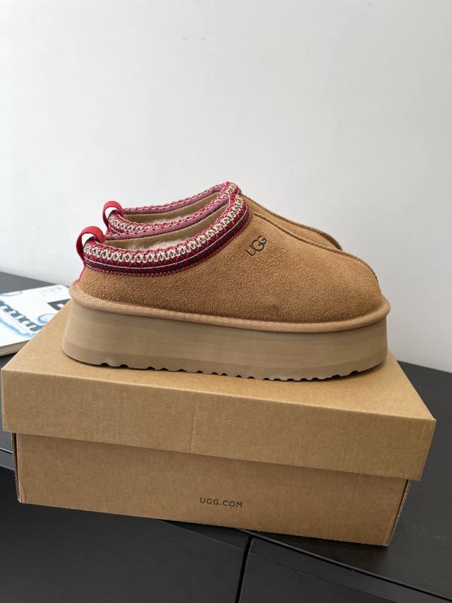 Ugg 厚底民族风雪地靴 皮毛一体 厚底松糕增高百搭款 秋冬季必备款 无论什么裤子裙子都能驾驭 上脚非常舒适好看 面料原版定制牛皮 内里原版定制羊毛 垫脚原版定