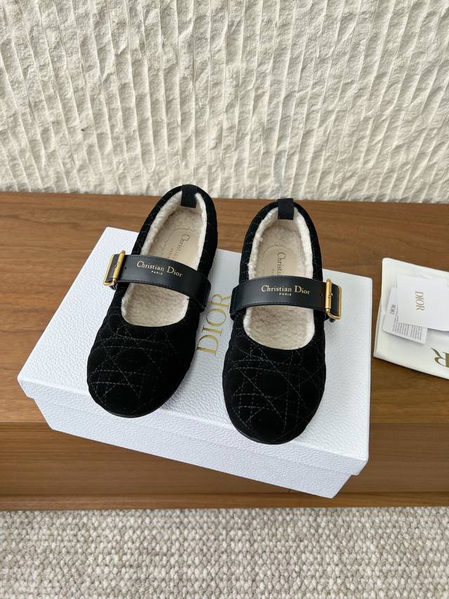 G167 Dior 迪奥 25Ss秋冬新款 平底 玛丽珍单鞋 毛毛鞋 各路时尚博主刷爆小红书！ 超时髦又充满高级感的单品！ 上脚非常好搭配，而且又不显臃肿。 潮