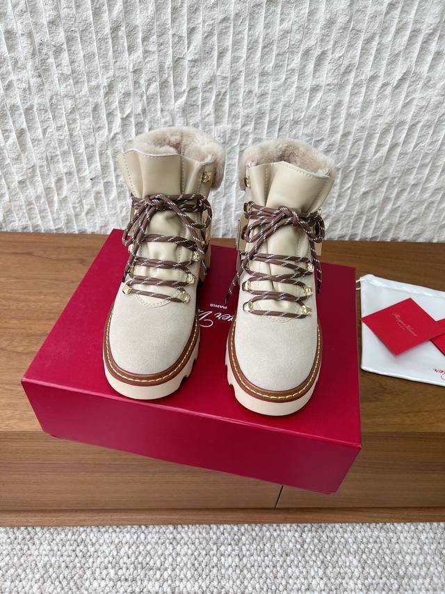 G503 Roger Vivier 罗杰维维亚 方扣系带 厚底 马丁靴 短靴 Viv Rangers Truck系列个性又不失精致，演绎都市风格。本款皮靴以绒面