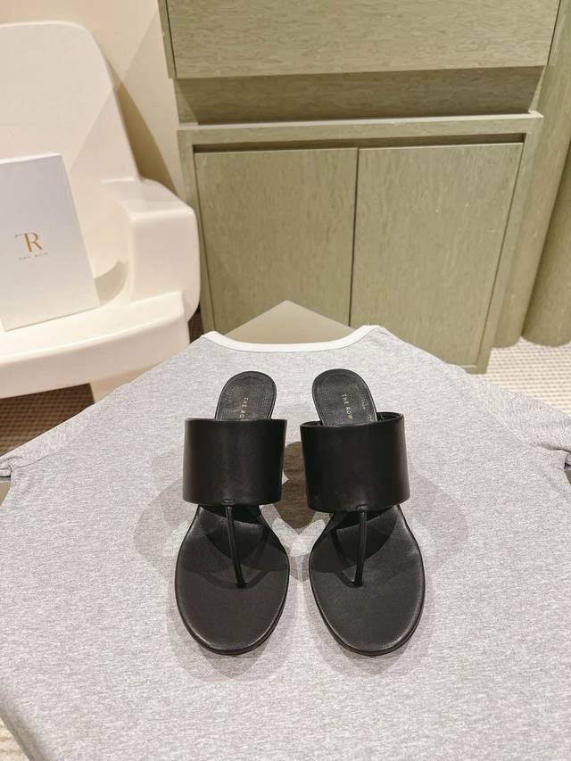 The Row 新款凉拖系列！早春新款你可以永远相信The Row ，极简、复古是他们的代名词一如既往的简单，有设计感，线条简洁流畅，细节满满1:1订制羊皮面料