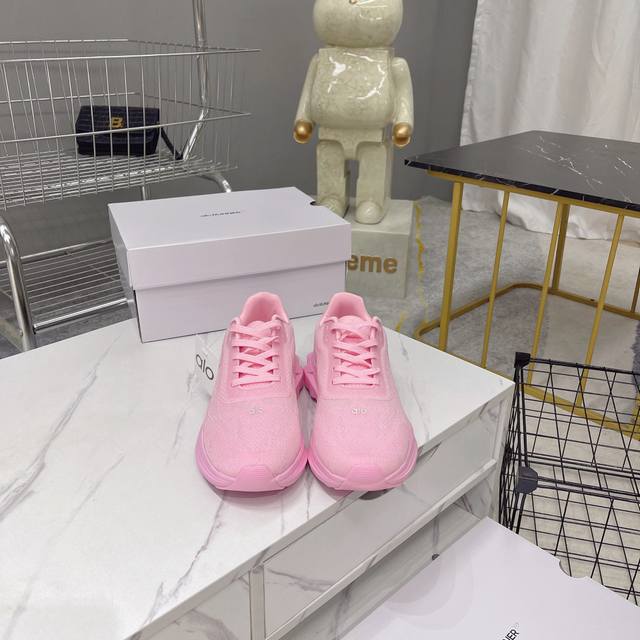 出厂 本家原版开模欢迎对比pk。 Alo Yoga Alo Runner 舒适百搭防滑透气 低帮跑步鞋 Alo Yoga 于2007年创立于洛杉矶，意在传播有意