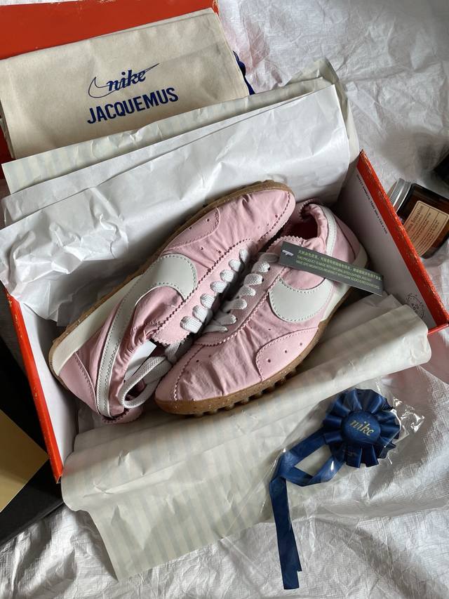纯原 Jacquemus X Nike Moon Shoe Sp 最新联名的大爆款 法式复古的浪漫 有品位首推的一款 细节和做工吊打！ 码数35-45 配原版胸