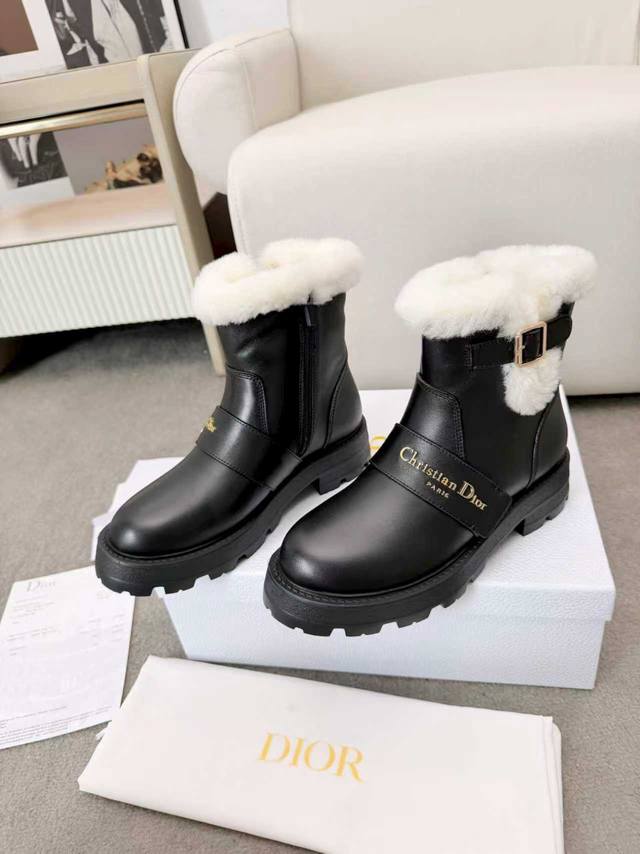 2026Dior迪奥秋冬新品时尚与潮流并存。进口牛皮原版一比一订制。女35-41 面料：进口牛皮 内里：羊毛里 大底：发泡大底 超轻