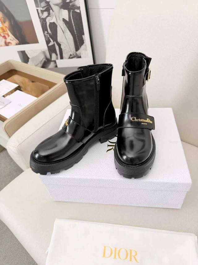 2026Dior迪奥秋冬新品时尚与潮流并存。开边珠原版一比一订制。女35-41 面料：开边珠 内里：羊皮里 大底：发泡大底 超轻
