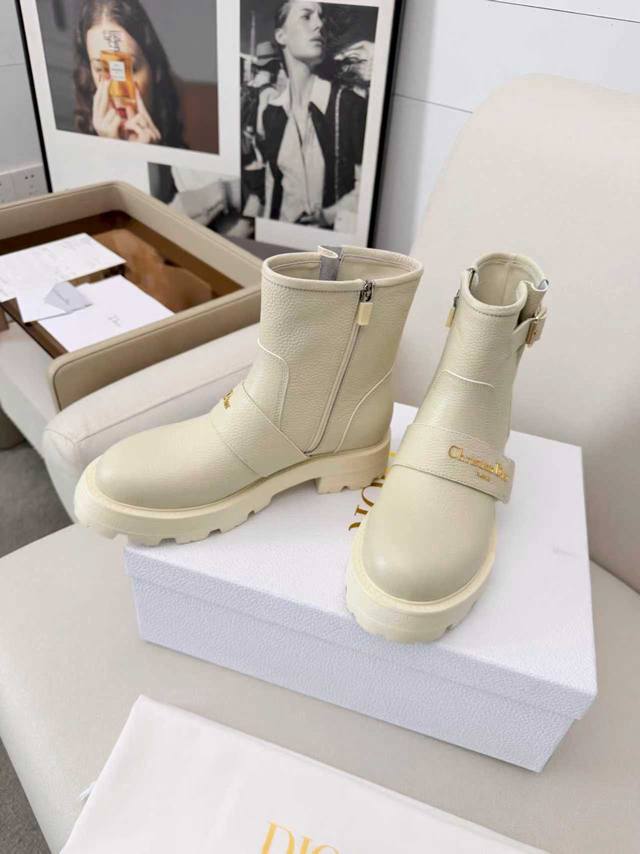 2026Dior迪奥秋冬新品时尚与潮流并存。进口牛皮原版一比一订制。女35-41 面料：进口牛皮 内里：羊皮里 大底：发泡大底 超轻