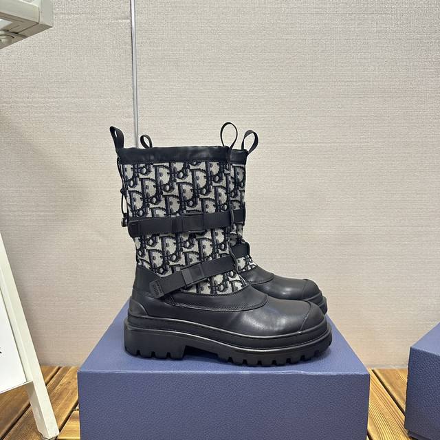 加绒款豪华靴 Dior Fw21 New Arrival～ D家 秋冬马丁靴新品 超多流量小花上脚示范，帅气的造型中融入许多精致柔美的细节 秋冬靴款绝对Top前