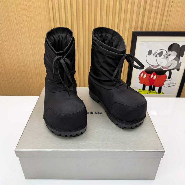 男码20 系列冬季战靴 打破常规滑雪靴设计框架 用建筑感立体廓形重塑冬日美学 3D立体针织靴筒 激光切割技术零冗余缝线 像第二层肌肤般贴合脚踝 奔跑跳跃都不掉跟