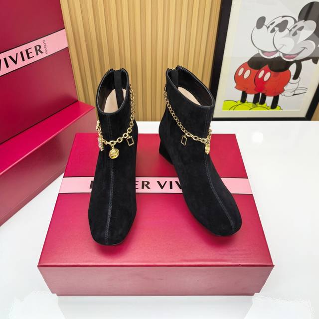 2025 款 Rv金属链条短靴 解锁摩登新姿势 4.5Cm神仙跟高暗藏力学玄机 撑起气场不费力的都市女郎秘诀 意大利真皮大底踏出铿锵回响 每一步都像在米兰石板路