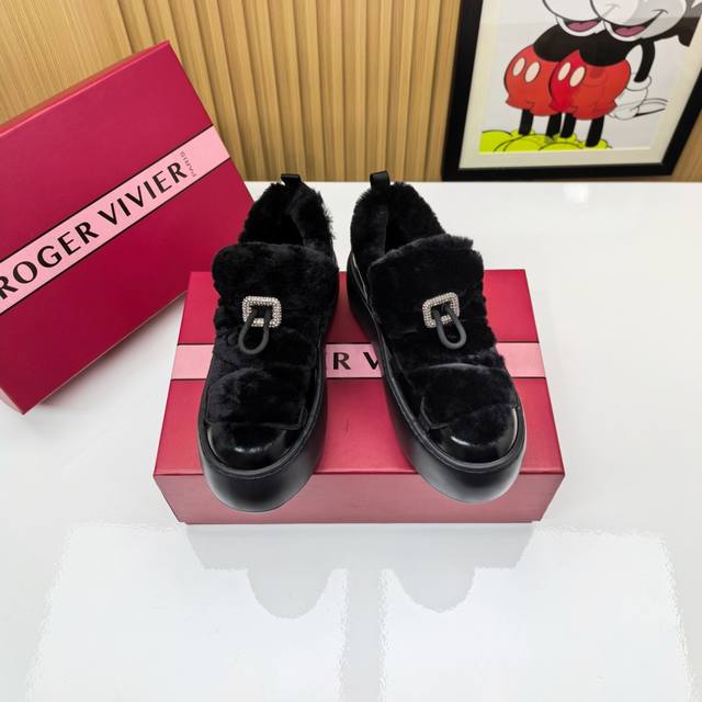 2025Ss Rv袜靴运动鞋重塑混搭美学 当袜靴的包裹感遇见运动鞋的机能基因 5Cm轻质Eva外底如踩云端般回弹 圆润鞋型勾勒出慵懒流畅的轮廓 绒面革与软糯羊羔