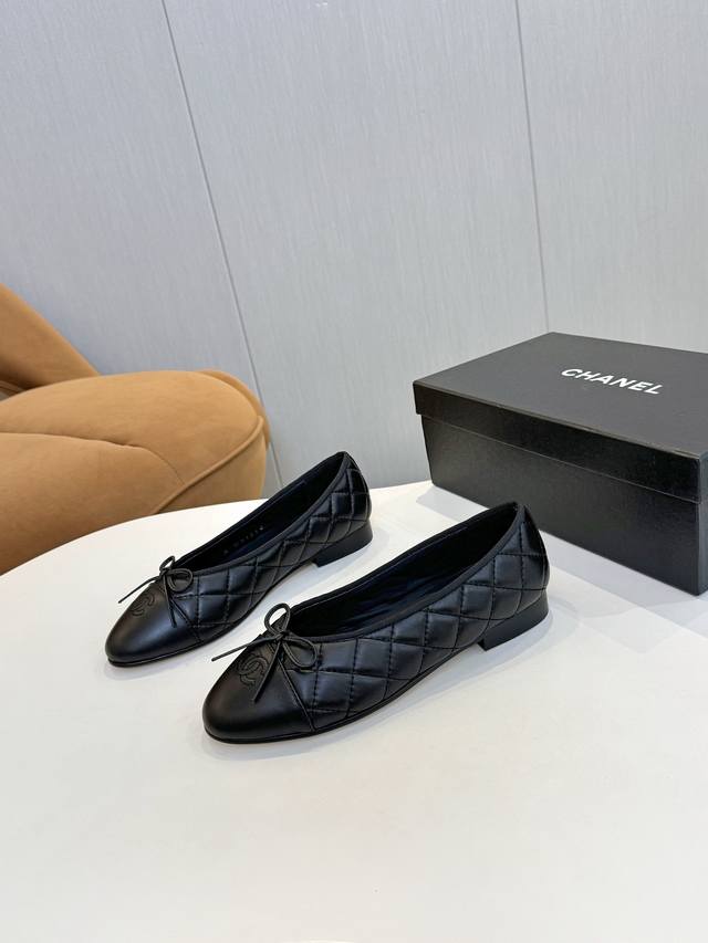 香奈儿最新色出厂价p 真皮底 顶级！ Ch***L 小香万年经典款 百搭系列 顶级系列芭蕾平底鞋 奢华永不退去的经典～材质:进口混种小羊皮 进口毛呢 内里垫脚：