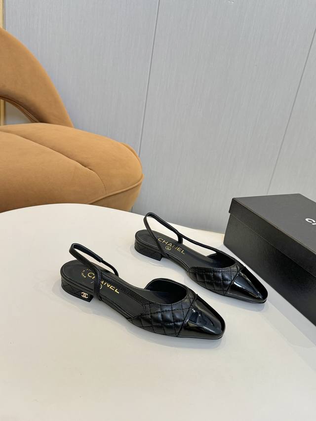 Chan*L出厂价p 经典Slingback小香凉鞋！单鞋！ 就像Coco香奈儿女士说的：流行稍纵即逝，但风格永存！这双后空鞋就是香家经典中的经典！双色搭配，简