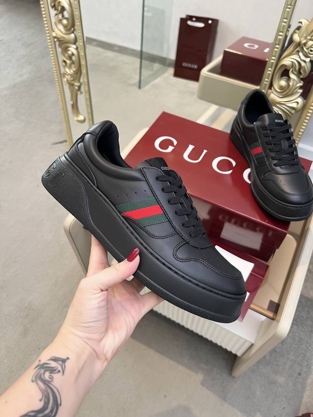 G家最新爆款厚底小白鞋运动与休闲混搭设计既有潮流的理念又有复古风的气息。全新系列继续从其他时代的日常生活中寻找灵感,并融入当下的设计精髓Gg 印花压纹皮革制作,