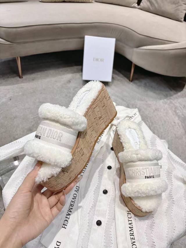 工厂p价p 迪奥 Dior 2025 春夏新款 Dway 果冻色坡跟女鞋 Cd字母Logo立体刺绣厚底圆头露趾拼色凉拖鞋 材质:鞋面进口小牛皮+水染羊皮垫脚内里