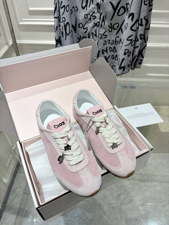 出厂 -顶级品质 配飞机盒 Alo & Jisoo联名款生日限量款德训鞋Alo爆火薄底休闲运动鞋绒面跑步鞋 2025年Alo可以说不可被忽视的火起来啦！黑白色的