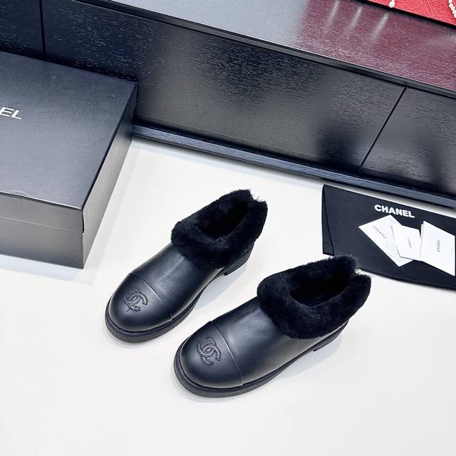 Chanel香奈儿25年冬季新款 满帮一脚蹬羊毛保暖鞋 像给脚裹了团软乎乎的暖云 刚好裹住脚踝的高度，毛茸茸的边边圈住暖意，鞋尖的标识是低调的小亮点。走起来轻得