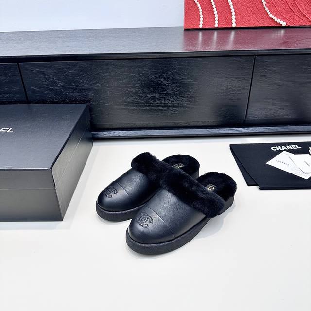 Chanel香奈儿 25年冬季新款 小香家 羊毛厚底拖鞋 是把“宅家的松弛”穿出门的快乐 无后跟的慵懒拖型，踩进去就裹住软暖，经典标识落在鞋尖，随性里带着藏不住