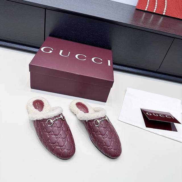 Gucci 古奇25年新款 羊毛穆勒半拖拖鞋 秋冬的慵懒精致，是这双Gucci穆勒拖给的 满印Gg纹裹着软乎乎的毛绒边，经典马衔扣衬得细节都显贵 踩进鞋里的暖，