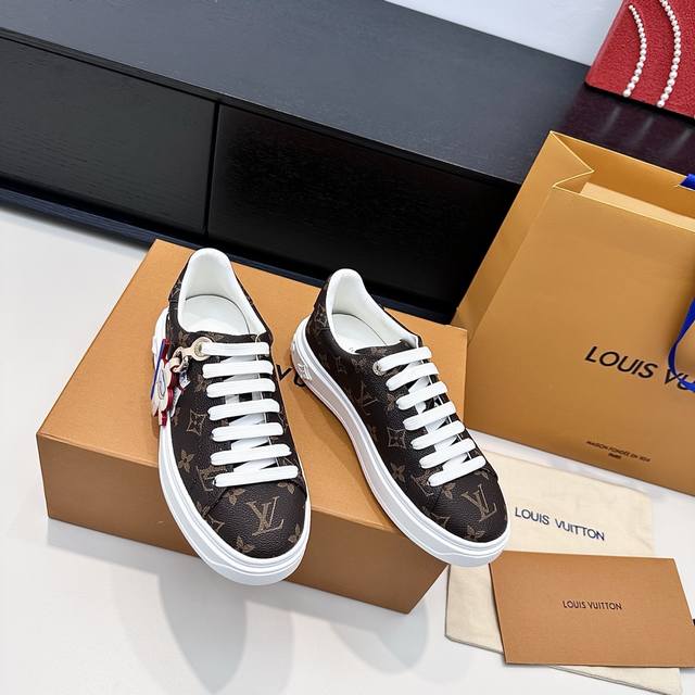 Lv 驴牌2025年新款 Vivienne Ski 圣诞系列挂件小白鞋 厚底运动鞋，风格迥异却同样吸睛。经典老花款趣味挂饰灵动俏皮，白色款金属细节精致亮眼。每一