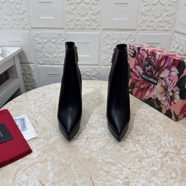 Dg.顶级版本.高品质 2025新款 Dg钻跟短靴 鞋面：黑色牛皮 咖啡色牛皮 内里：羊皮 跟高: 12.5Cm。水台2Cm 大底：A级原版黑色真皮大底 码数：