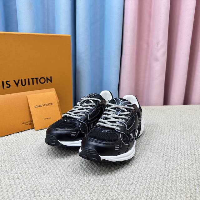 Lv 路易威登L家 驴牌 最新Olympia系列 情侣款 银角大王 休闲 运动鞋 跑鞋 本款 Lv Olympia 运动鞋融合网格面料与金属质感合成皮革等科技面