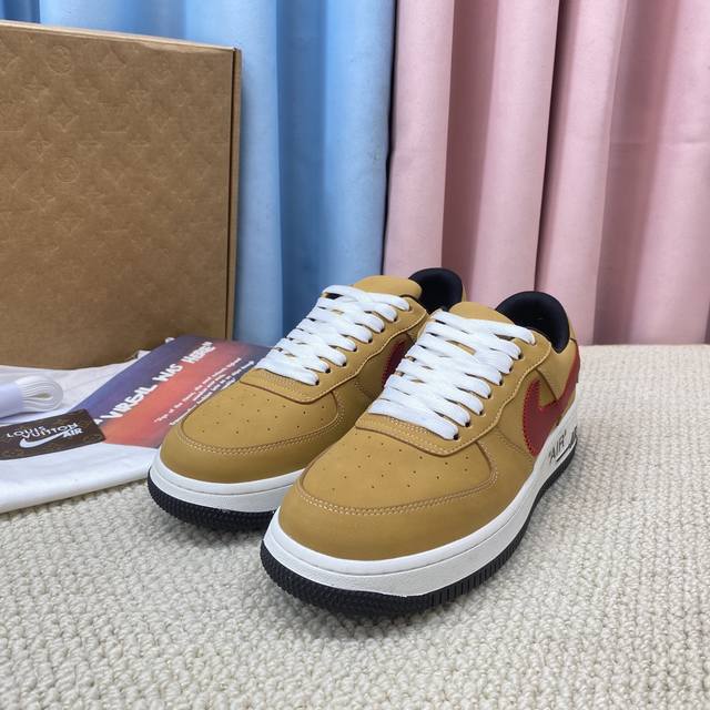 情侣款顶级版本Lv耐克联名运动球鞋Air Force 此款运动鞋由Virgil Abloh与耐克合作设计的，全球限量200双，价格p已经炒到30-50W不等的价