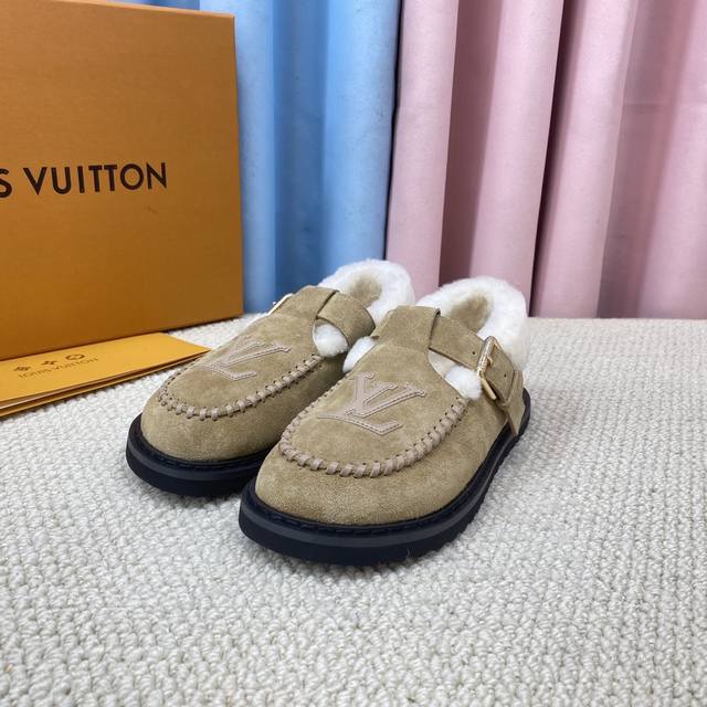 顶级拍照毛毛鞋 路易威登Lv Louis Vuott On Fw24 New Arrival～ 这双毛拖也是好好看！皮质的就是非常高级呀！！搭配秋冬的牛仔短裤
