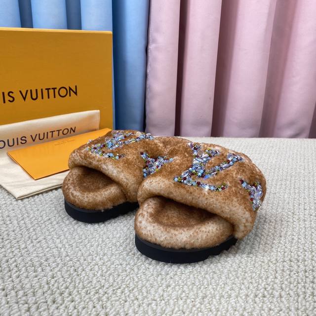 顶级版本 新色羊毛拖鞋頂级品质纯皮毛一体羊毛打造！米超温暖的感觉，穿上仿佛踩在云朵上经典老花装饰，精致高级！让这双毛拖身价陡增！鞋底是原版开模的防滑橡胶大底，非