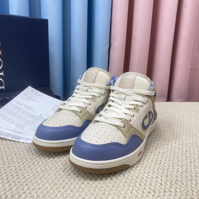 男款10 顶级版本 Dio 迪奥B57系列 情侣款休闲板鞋 原版购入开发做货 采用迪奥灰牛皮革精心制作，侧面饰以同色调 Cd Diamond 图案帆布镶片。 C