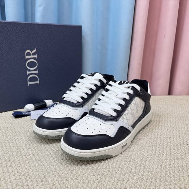 代购品质升级版 Dior迪奥 专柜正品1-1迪奥早秋英伦风！ 专柜推荐一个顶级好东西做工 细节都堪称完美！面料采用顶级内里透丝面料柔软舒适质量真的是太完美了，专