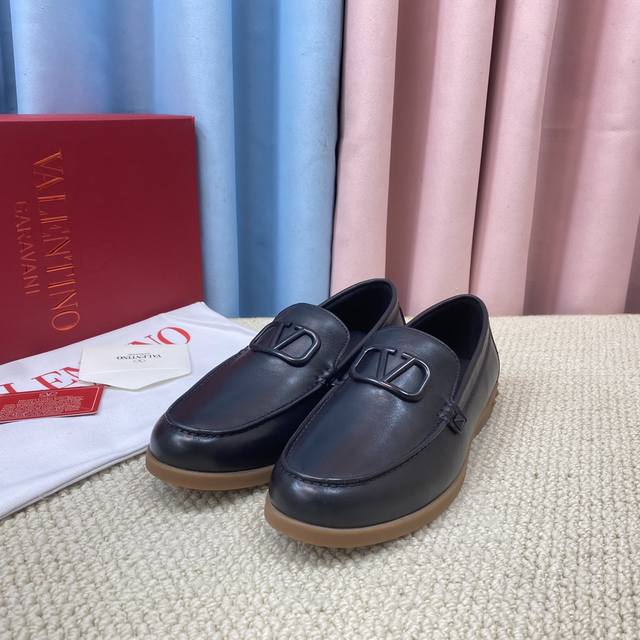 Valentino 华伦天奴 新品 乐福鞋上新 Valentino Garavani 的经典“Roman Stud”系列以全新的诠释方式首发！最新金色大铆钉元素