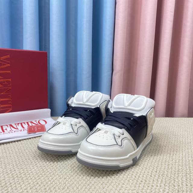 升级情侣 顶级版本面包鞋 Valentino 华伦天奴情侣款最新时装走秀款 ，原版一比一开发 做货 ：面料采用高端头层牛皮复杂字母压印工艺+油边工艺，具有特色的