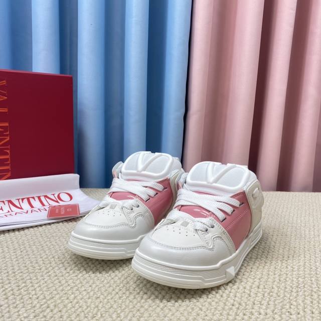 升级版情侣 顶级版本面包鞋 Valentino 华伦天奴情侣款最新时装走秀款 ，原版一比一开发 做货 ：面料采用高端头层牛皮复杂字母压印工艺+油边工艺，具有特色