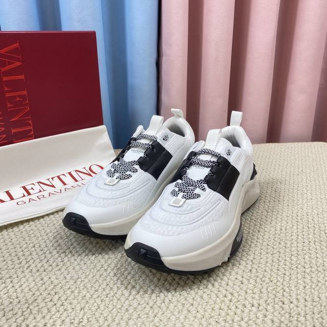 顶级版本 原版1:1复刻 高端品质Valentino 华伦天奴厚底 最新时装周走秀 情侣 款 ，网红明星同款，特色粗犷大鞋带，厚大底！超越时尚潮流，最潮的枚红色