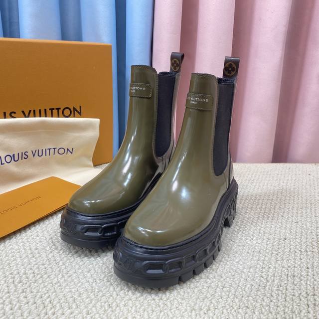 代购级Louis Vuitton 春夏Lv 路易威登秋冬新款复古厚底鞋系列 乐福鞋 可爱十足非常减龄，完全不害怕显腿短，穿上后显得腿又瘦又直，超级推荐！ 简约好