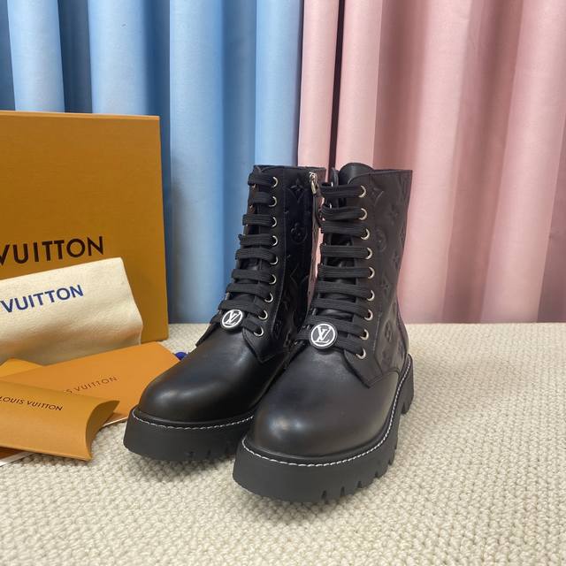 顶级版本Lv Archlight 运动靴子Summer Collection老爹鞋，具有代表性的经典款Lv字母点缀鞋舌轻巧，舒适，百搭，线条感和拉长美腿，中间的