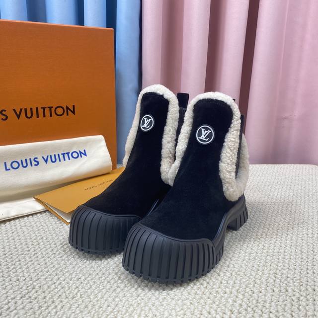 新款出货了 专注好品质 顶级出品 Louis Vuo Tton Fw Mew Arrival～ Lv秋冬太空棉雪地靴新品，极好看又暖和，上脚炒鸡显瘦呀！ 冬季抗