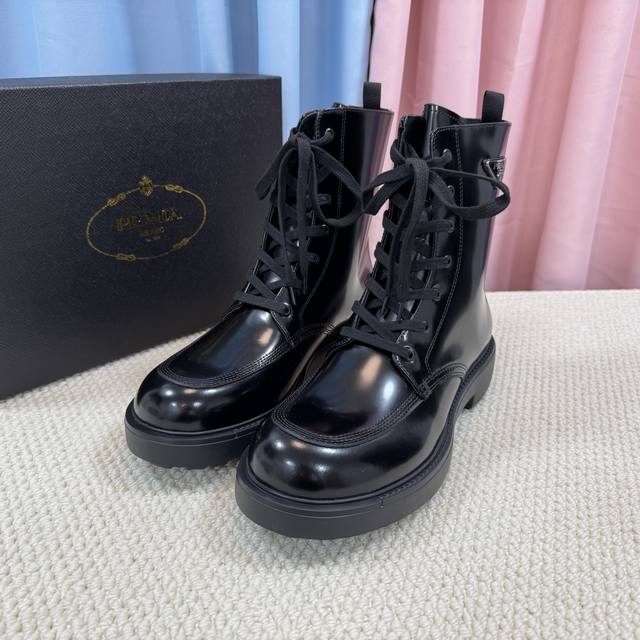 顶级版本 经典男款prada普拉达三角扣短靴、简约的隔板设计、搭配极度辨识度的Logo、品牌效应非常扎眼百搭不过时的版面、鞋面开边珠材料、非常有质感、上脚非常完