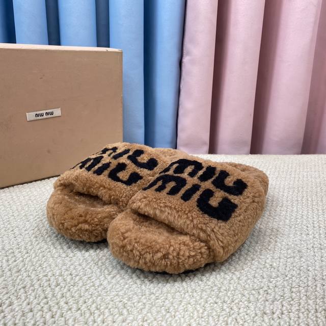 顶级版本 Miu Miu 最新平底拖鞋 今年夏天为你们多准备几双必备拖鞋，老顾客都反应对这款需求很大！ 专门订制的一批为Miumiu后续新款做准备的高级羊皮，褶