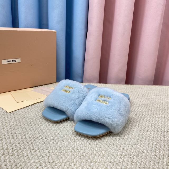 顶级版本 Miu Miu 最新平底拖鞋 今年夏天为你们多准备几双必备拖鞋，老顾客都反应对这款需求很大！ 专门订制的一批为Miumiu后续新款做准备的高级羊皮，褶