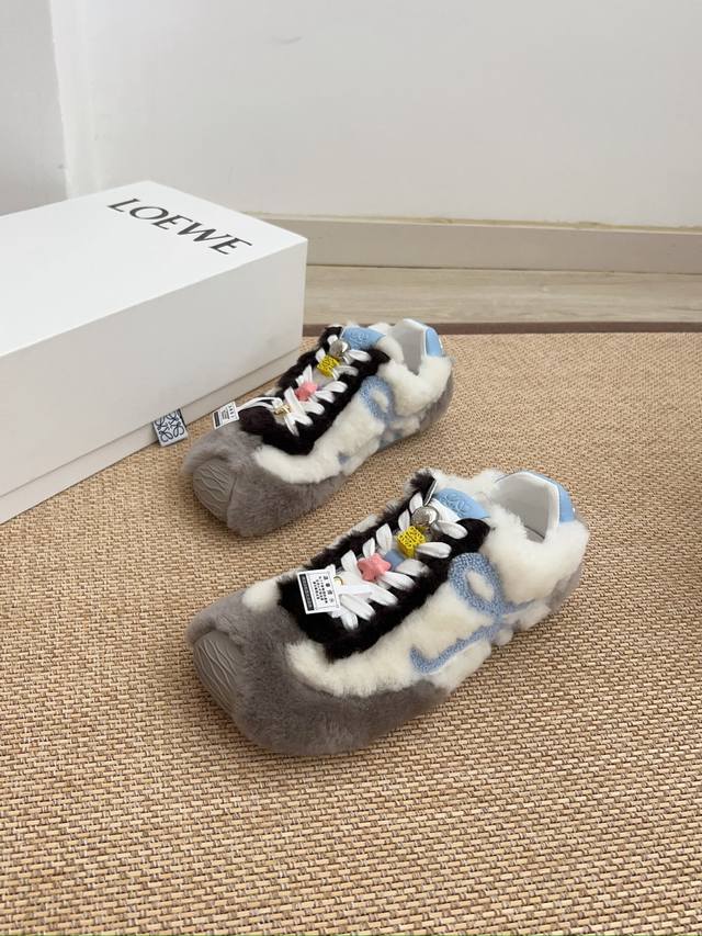 莞产顶级新款罗意威来袭 Loewe 罗意威 2025新款羊羔毛丑萌鞋头阿甘厚底内增高德训鞋！ 装饰可拆卸 2025新款 羊羔毛拼接牛皮，柔软舒适，鞋子有点丑萌，