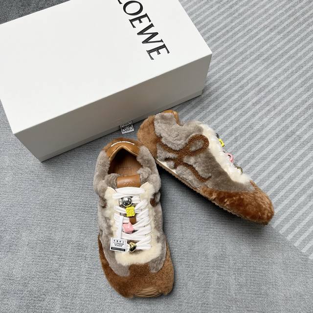 高版罗意威毛毛鞋新色来袭 25款秋冬新款 罗意威来袭 Loewe 罗意威 2025新款羊羔毛丑萌鞋头阿甘厚底内增高德训鞋！ 装饰可拆卸 2025新款 羊羔毛拼接