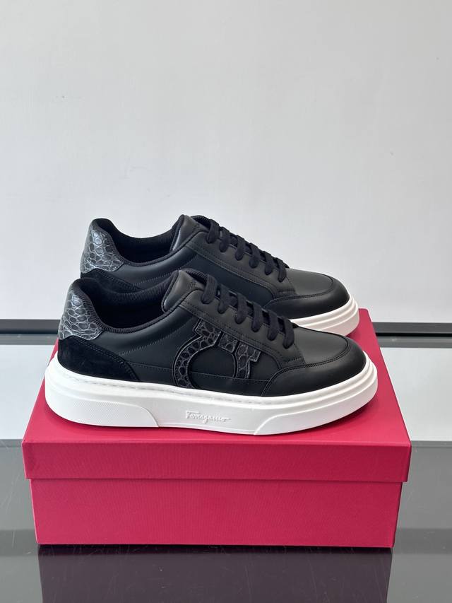 Ferragam＊ Gancini运动鞋 男士菲拉格慕Gancini系列低帮运动鞋，皮革+麂皮拼接，侧面有标志性Gancini饰扣，简约又有辦识度。厚底设计，穿