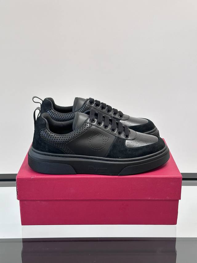 Ferragam＊ 菲拉格慕 新款男士拼接休闲运动鞋，这款低帮休闲鞋鞋面选用高科技印花网布面料、麂皮及小牛皮革嵌饰。其灵感源自九十年代篮球鞋风格，侧面Ganci