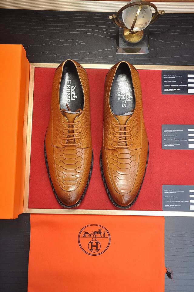 爱马仕 Hermes 羊皮内里 意大利顶级奢侈他不追求新奇的款式和华丽的色彩，以其完美无瑕、优雅、经典的风格吸引着成功男士的青睐！这款非常非常舒适，简洁稳重的款