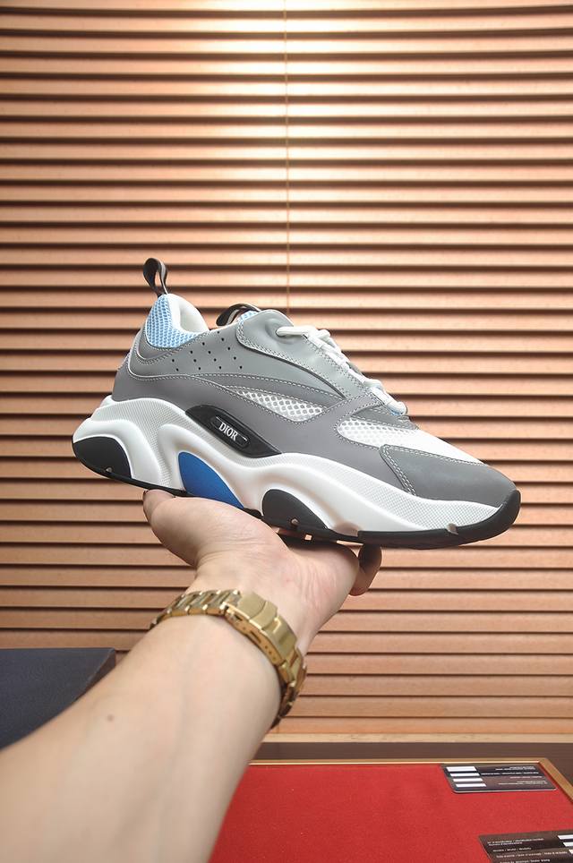 迪奥 情侣休闲鞋，采用质感厚实，白色橡胶底，鞋面纯棉刺绣，彰显个性，鞋舌和鞋带采用Christian Dior标志装饰。 水柒牛皮内里，牛皮垫脚。 情侣款 女款