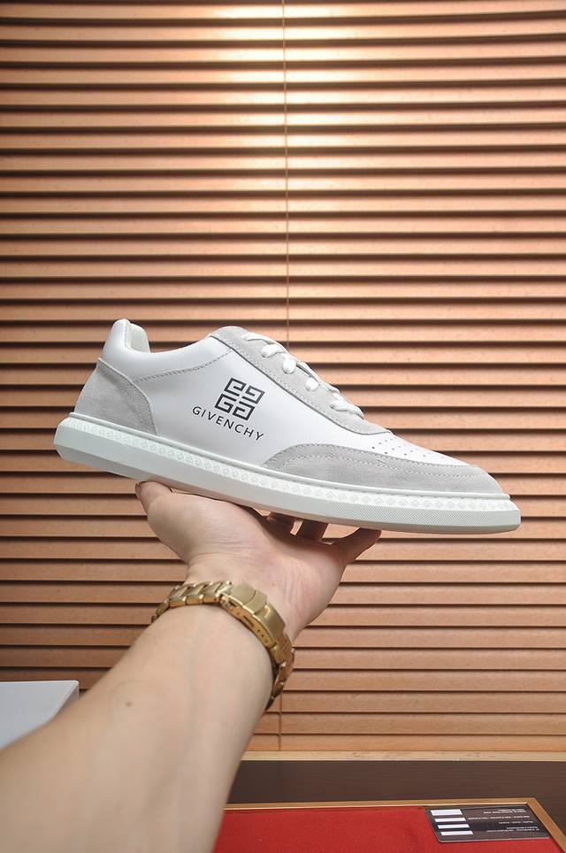 Givenchy.纪梵希 专柜同步发售鞋面：意大利进口品牌印花布匹 尽显奢华，透气网布内里加上双层组合，脚感舒适，鞋底：原厂特供橡胶发泡大底，轻便，舒适，随意进