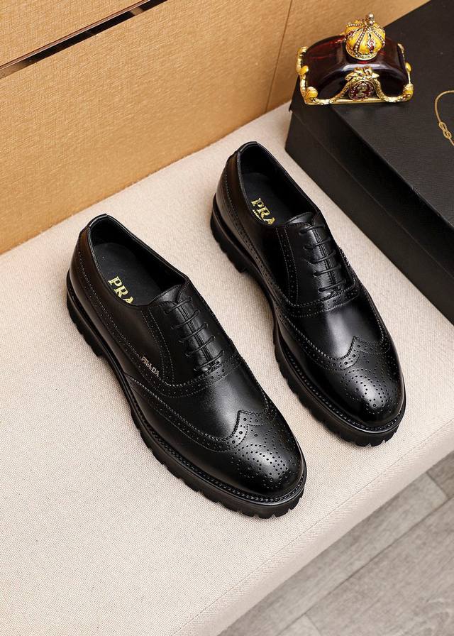 商品商标：prada 普拉达 商务皮鞋 正码码数: 39-44 38.45订制 商品材料：精选 进口头层小牛皮压花鞋面，进口水染牛皮内里。强烈立体视觉效果，发泡