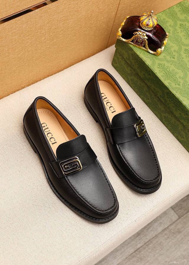 商品商标：Gucci 古驰 休闲皮鞋 正码码数: 38-44 45订制 商品材料：精选 进口头层小牛皮鞋面+原版五金扣，进口牛皮内里。强烈立体视觉效果，原版组合